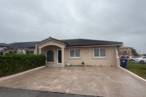 House in Hialeah, Florida 3 bedrooms, 110.55 sq.m. № 2001382