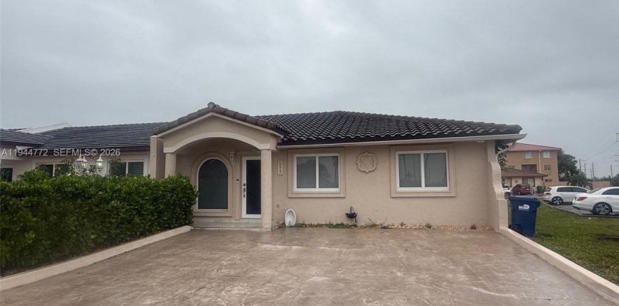 House in Hialeah, Florida 3 bedrooms, 110.55 sq.m. № 2001382