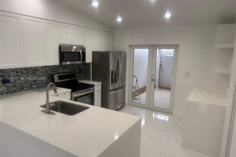 House in Hialeah, Florida 3 bedrooms, 110.55 sq.m. № 2001382 - photo 3