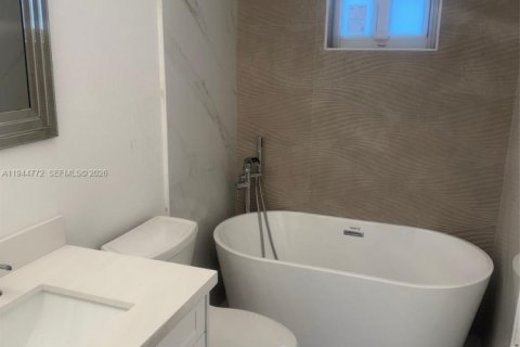 House in Hialeah, Florida 3 bedrooms, 110.55 sq.m. № 2001382 - photo 8