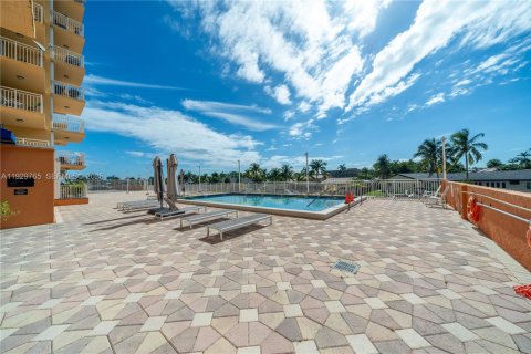 Condominio en venta en North Miami, Florida, 2 dormitorios, 110.55 m2 № 1988503 - foto 27