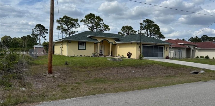 House in Lehigh Acres, Florida 3 bedrooms № 1741778