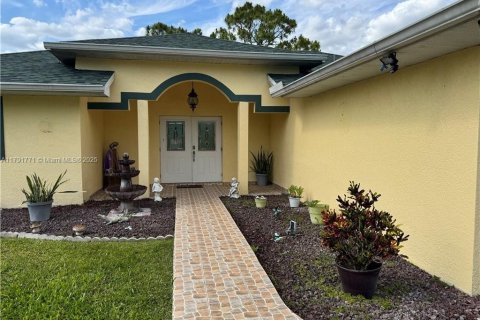 House in Lehigh Acres, Florida 3 bedrooms № 1741778 - photo 7