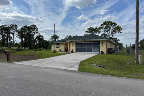 House in Lehigh Acres, Florida 3 bedrooms № 1741778 - photo 4