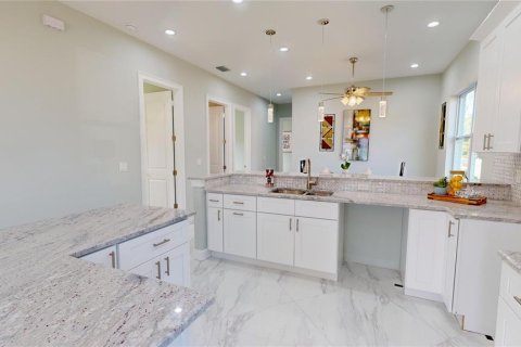 House in Saint Petersburg, Florida 4 bedrooms, 173.26 sq.m. № 1567095 - photo 13
