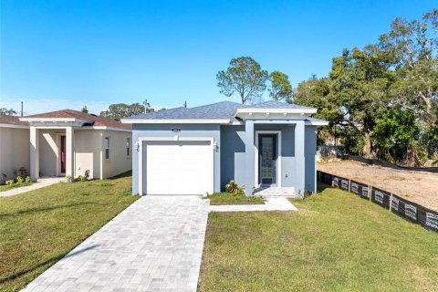 House in Saint Petersburg, Florida 4 bedrooms, 173.26 sq.m. № 1567095 - photo 2