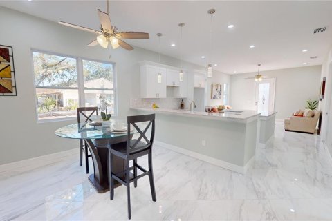 House in Saint Petersburg, Florida 4 bedrooms, 173.26 sq.m. № 1567095 - photo 21