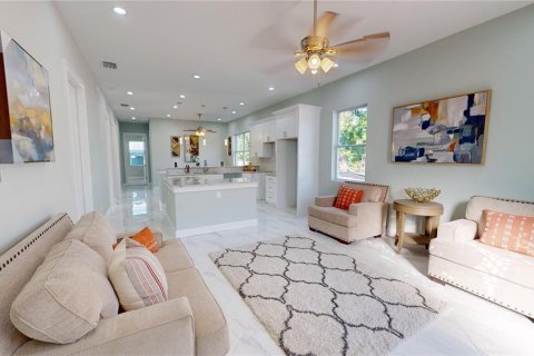House in Saint Petersburg, Florida 4 bedrooms, 173.26 sq.m. № 1567095 - photo 8