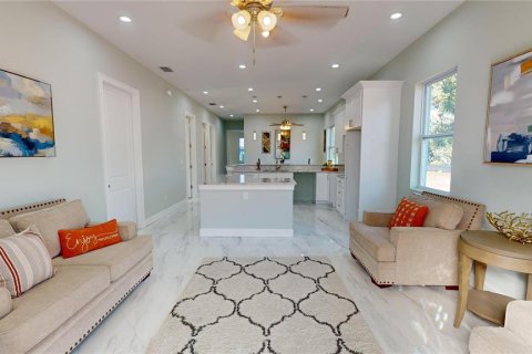 House in Saint Petersburg, Florida 4 bedrooms, 173.26 sq.m. № 1567095 - photo 9