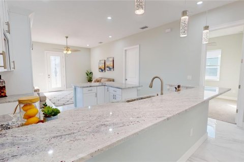 House in Saint Petersburg, Florida 4 bedrooms, 173.26 sq.m. № 1567095 - photo 23