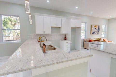 House in Saint Petersburg, Florida 4 bedrooms, 173.26 sq.m. № 1567095 - photo 19