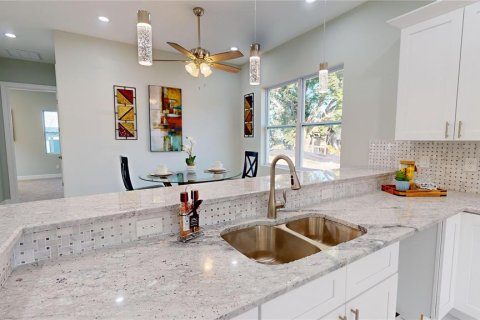 House in Saint Petersburg, Florida 4 bedrooms, 173.26 sq.m. № 1567095 - photo 15