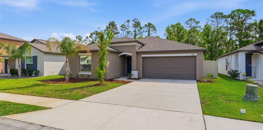 House in Lakeland, Florida 4 bedrooms, 179.86 sq.m. № 2207816