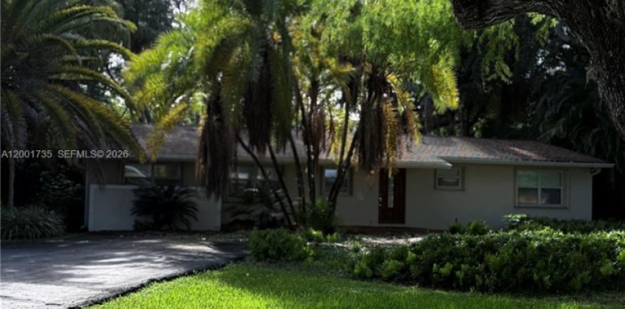 House in Miami, Florida 3 bedrooms, 225.29 sq.m. № 2065542