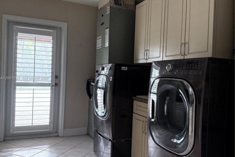 House in Miami, Florida 3 bedrooms, 225.29 sq.m. № 2065542 - photo 3