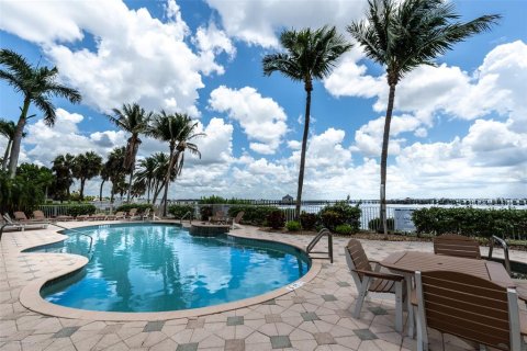 Condo in Punta Gorda, Florida, 3 bedrooms № 2214092 - photo 3