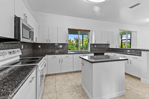 House in Boynton Beach, Florida 4 bedrooms, 267.74 sq.m. № 2088144 - photo 9