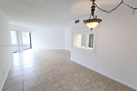 Condominio en West Palm Beach, Florida, 1 dormitorio  № 2000805