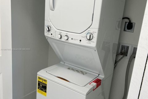 Propiedad comercial en venta en Miami, Florida, 222.97 m2 № 1967709 - foto 8