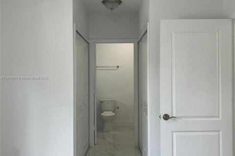 Propiedad comercial en venta en Miami, Florida, 222.97 m2 № 1967709 - foto 17