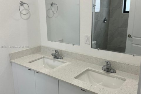 Propiedad comercial en venta en Miami, Florida, 222.97 m2 № 1967709 - foto 16