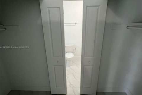 Propiedad comercial en venta en Miami, Florida, 222.97 m2 № 1967709 - foto 15