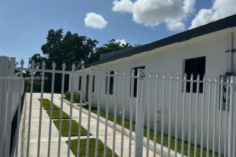 Propiedad comercial en venta en Miami, Florida, 222.97 m2 № 1967709 - foto 3