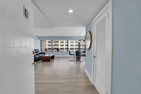 Condo in Fort Lauderdale, Florida, 2 bedrooms  № 1836654 - photo 3