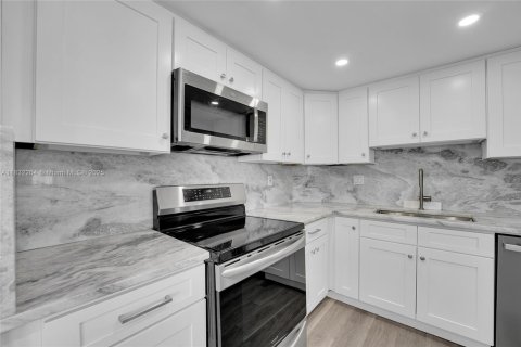 Condo in Fort Lauderdale, Florida, 2 bedrooms  № 1836654 - photo 13
