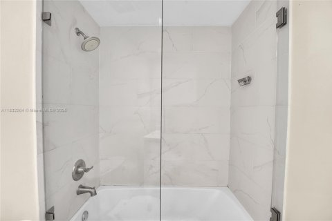 Condo in Fort Lauderdale, Florida, 2 bedrooms  № 1836654 - photo 10
