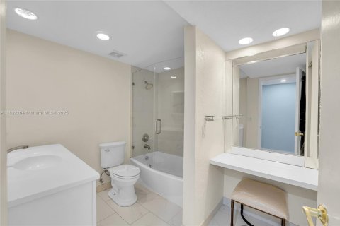 Condo in Fort Lauderdale, Florida, 2 bedrooms  № 1836654 - photo 9