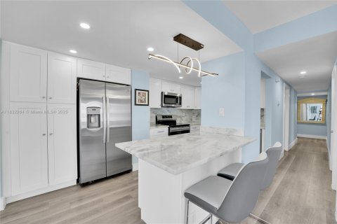 Condo in Fort Lauderdale, Florida, 2 bedrooms  № 1836654 - photo 12