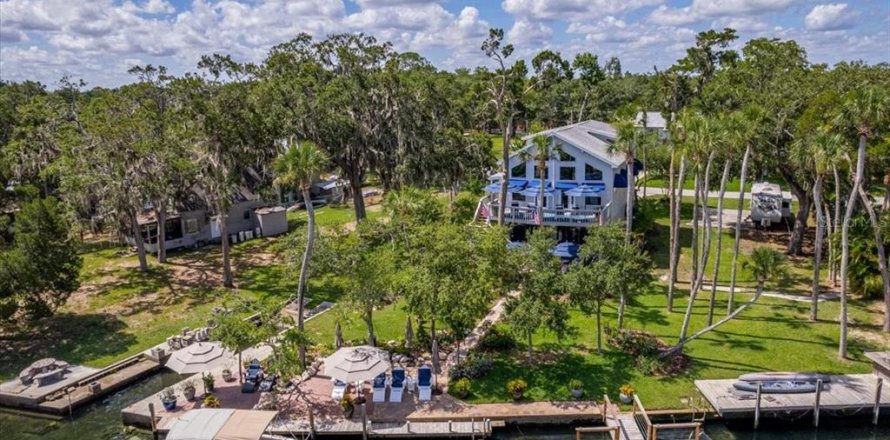 Villa ou maison à Weeki Wachee, Floride 4 chambres, 200.3 m2 № 1909839