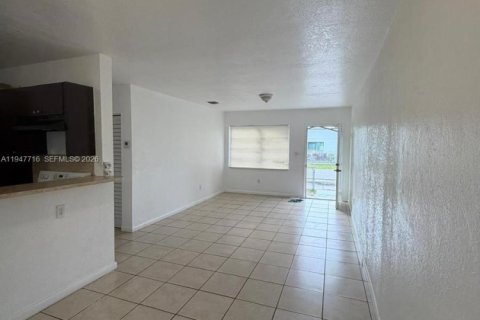 Снять в аренду виллу или дом в Майами, Флорида 3 спальни, 111.48м2, № 2003864 - фото 2