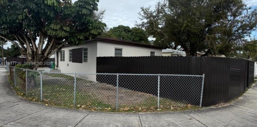 Дом в Майами, Флорида 3 спальни, 111.48м2 № 2003864