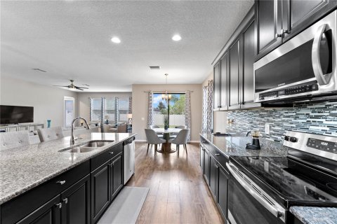 House in Spring Hill, Florida 5 bedrooms, 328.04 sq.m. № 1388781 - photo 13