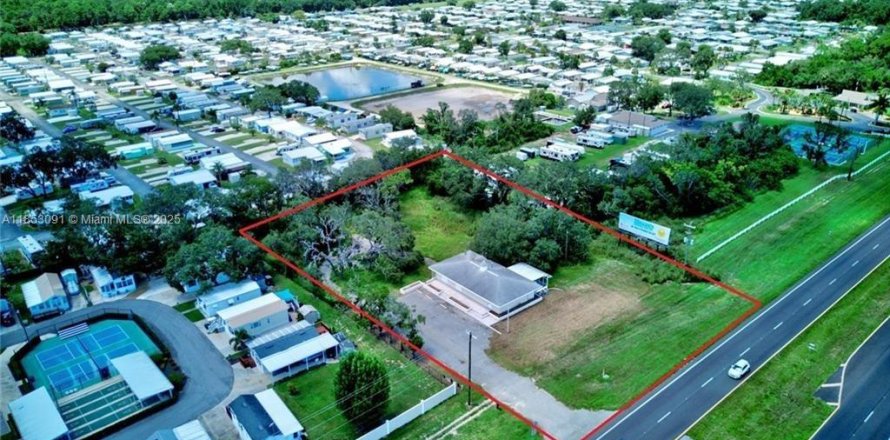 Commercial property in Sebring, Florida № 1962589