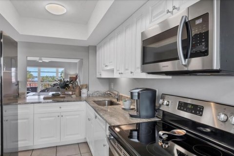 Condo in Sarasota, Florida, 2 bedrooms  № 2233601 - photo 16