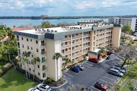 Condo in Sarasota, Florida, 2 bedrooms  № 2233601 - photo 3