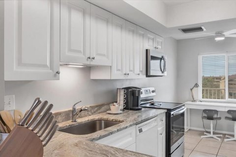 Condo in Sarasota, Florida, 2 bedrooms  № 2233601 - photo 13