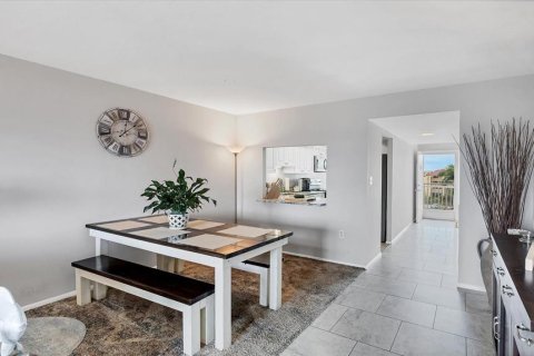 Condo in Sarasota, Florida, 2 bedrooms  № 2233601 - photo 9