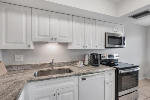 Condo in Sarasota, Florida, 2 bedrooms  № 2233601 - photo 15