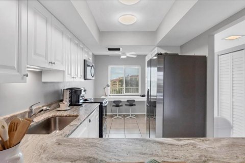 Condo in Sarasota, Florida, 2 bedrooms  № 2233601 - photo 12