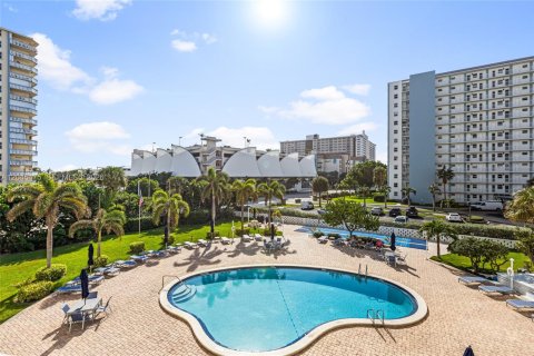 Condo in Pompano Beach, Florida, 1 bedroom № 2186167 - photo 10