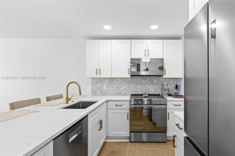 Condo in Pompano Beach, Florida, 1 bedroom № 2186167