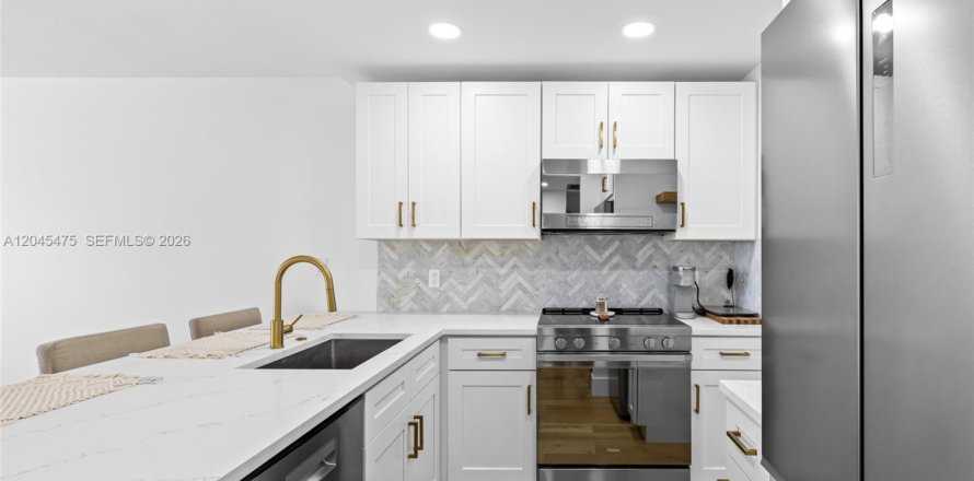 Condo in Pompano Beach, Florida, 1 bedroom № 2186167
