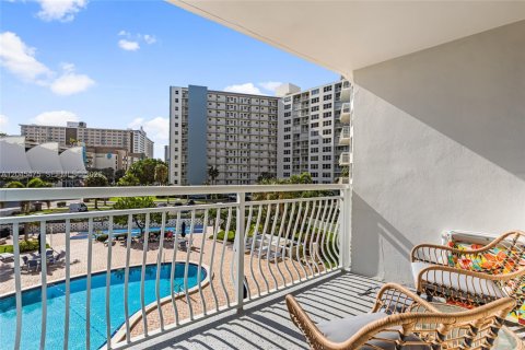 Condo in Pompano Beach, Florida, 1 bedroom № 2186167 - photo 9