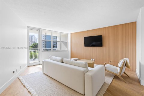 Condo in Pompano Beach, Florida, 1 bedroom № 2186167 - photo 3