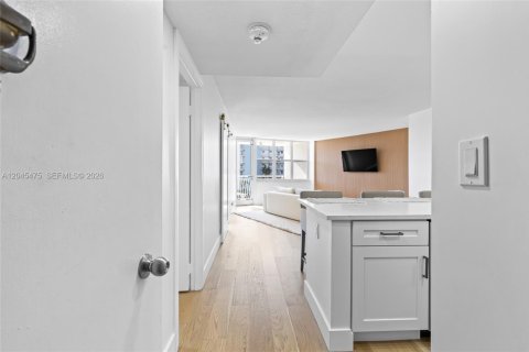 Condo in Pompano Beach, Florida, 1 bedroom № 2186167 - photo 2