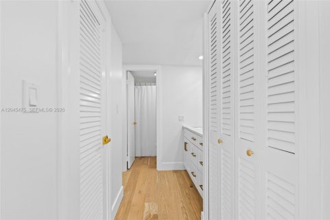 Condo in Pompano Beach, Florida, 1 bedroom № 2186167 - photo 5